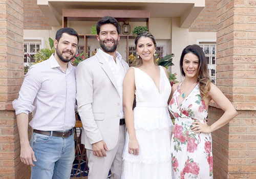 Alline e Leandro celebram casamento com amigos