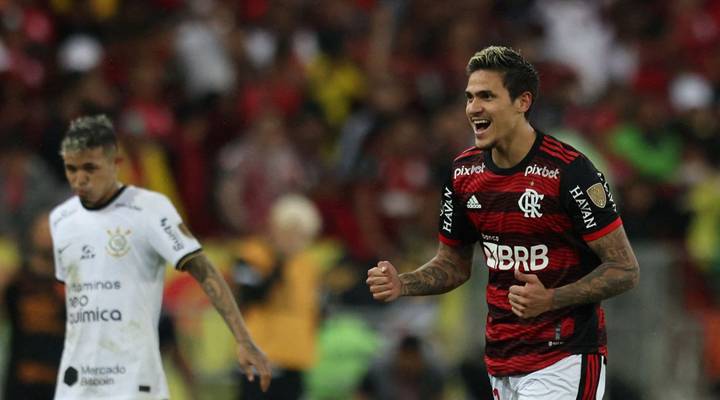 Corinthians derrota Flamengo no Maracanã e se garante na Libertadores