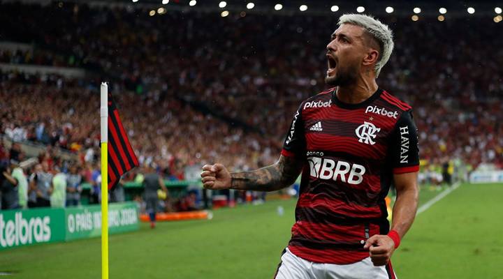 Flamengo visita São Paulo em busca de título do Brasileiro