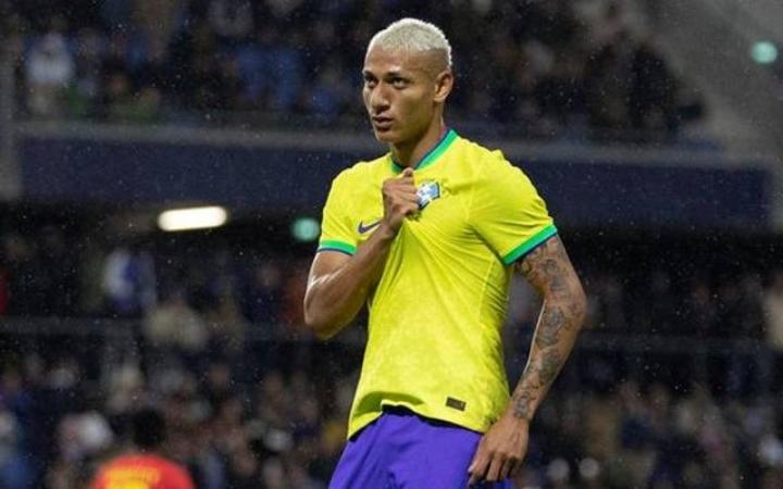 Neymar quase marca golaço em cobrança de falta