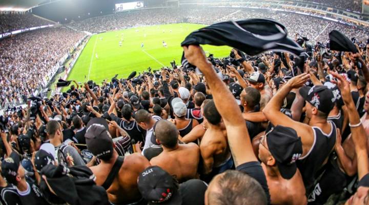 Du Queiroz com o domínio da bola em jogo contra o Flamengo