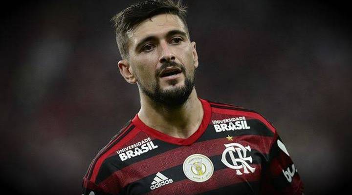 Arrascaeta decide no fim e Flamengo vira para cima do Atlético-MG