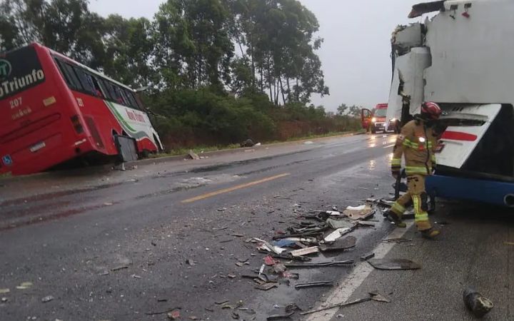 Duas pessoas morrem em acidente entre ambulância e moto na BR-251